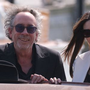Le réalisateur Tim Burton et l'actrice Monica Bellucci arrivent à l'aéroport de Venise pour assister à la 81e Mostra de Venise le 27 août 2024. Photo de Splash News/ABACAPRESS.COM