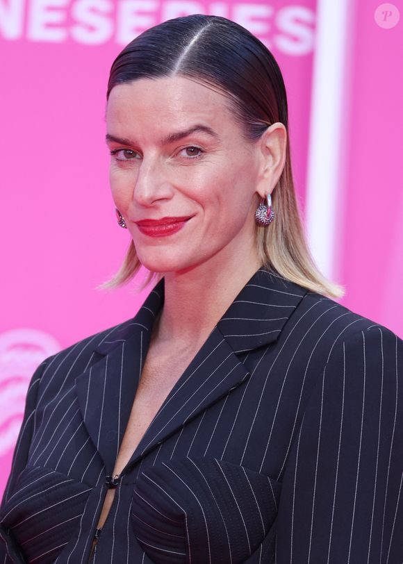 Fauve Hautot sur le pink carpet de la cérémonie de clôture du festival Canneseries saison 8 au palais des festivals à Cannes le 29 avril 2025. © Denis Guignebourg / Bestimage
