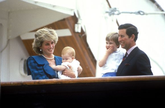Le prince Charles et la princesse Diana avec leurs fils William et Harry à Venise, en Italie, le 5 mai 1985. Photo : Photoshot/ABACAPRESS.COM