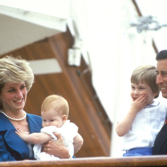 Le prince Charles et la princesse Diana avec leurs fils William et Harry à Venise, en Italie, le 5 mai 1985. Photo : Photoshot/ABACAPRESS.COM