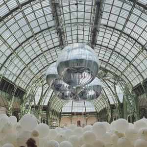 On découvre les deux fillettes s'amuser avec des ballons roses et bleus. 

Pierre Niney et Natasha Andrews sur Instagram, Juin 2025