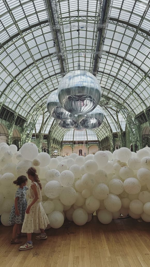 On découvre les deux fillettes s'amuser avec des ballons roses et bleus. 

Pierre Niney et Natasha Andrews sur Instagram, Juin 2025