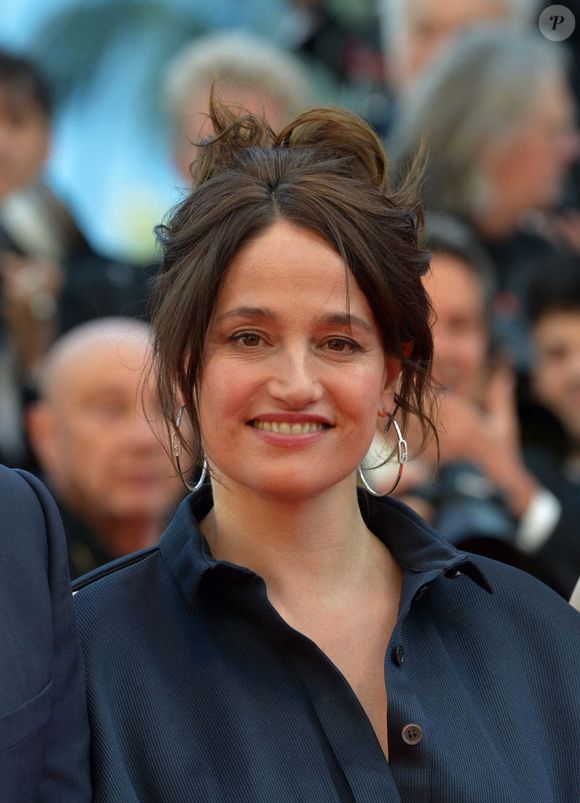 Elle adore cuisine des recettes simples, mais aussi ranger sa maison.

Marie Gillain (bijoux Messika) - Montée des marches du film « Marcello Mio » lors du 77ème Festival International du Film de Cannes, au Palais des Festivals à Cannes. Le 21 mai 2024 ©  Rachid Bellak/Bestimage