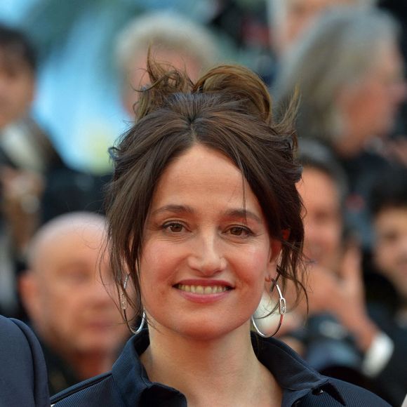 Elle adore cuisine des recettes simples, mais aussi ranger sa maison.

Marie Gillain (bijoux Messika) - Montée des marches du film « Marcello Mio » lors du 77ème Festival International du Film de Cannes, au Palais des Festivals à Cannes. Le 21 mai 2024 ©  Rachid Bellak/Bestimage