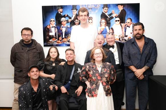 Gad Abecassis, Philippe Shangti, Mayane-Sarah El Baze, Sofian Ribes, Thibaut Conan, Arnaud Toupense, Marie Colin, Ludovic Boul, Artus, lors de la présentation de l'oeuvre "No Judgement here" de Philippe Shangti avec l'équipe du film "Un p'tit truc en plus" au studio Harcourt à Paris le 4 juin 2025.  © Jack Tribeca / Bestimage