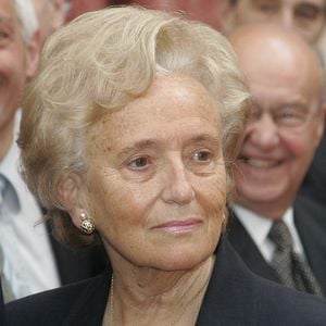 Trois décennies durant lesquelles Bernadette Chirac témoignera du combat de sa fille dans la presse. 

"Le Président Jacques Chirac et la Première Dame Bernadette Chirac organisent la cérémonie annuelle de la "Fête du Muguet" au Palais de l'Elysée à Paris, France, le 1er mai 2006. Photo by Laurent Zabulon/ABACAPRESS.COM"