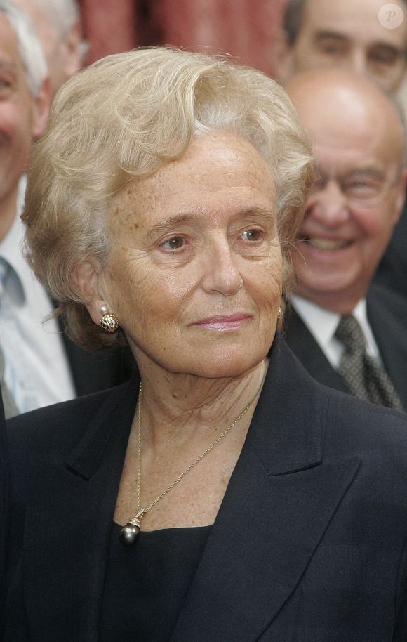 Trois décennies durant lesquelles Bernadette Chirac témoignera du combat de sa fille dans la presse. 

"Le Président Jacques Chirac et la Première Dame Bernadette Chirac organisent la cérémonie annuelle de la "Fête du Muguet" au Palais de l'Elysée à Paris, France, le 1er mai 2006. Photo by Laurent Zabulon/ABACAPRESS.COM"