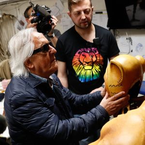 Exclusif - Gilbert Montagné découvre les costumes du spectacle - Gilbert Montagné assite à une représentation spéciale du spectacle "Le Roi Lion" audiodécrite à destination des malvoyants au théâtre Mogador à Paris, France, le 07 juin 2025. © Christophe Clovis / Bestimage