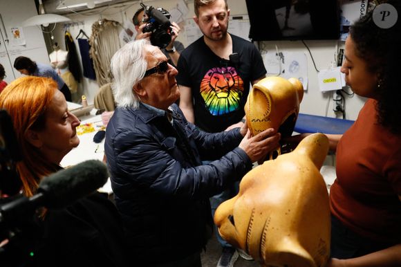 Exclusif - Gilbert Montagné découvre les costumes du spectacle - Gilbert Montagné assite à une représentation spéciale du spectacle "Le Roi Lion" audiodécrite à destination des malvoyants au théâtre Mogador à Paris, France, le 07 juin 2025. © Christophe Clovis / Bestimage