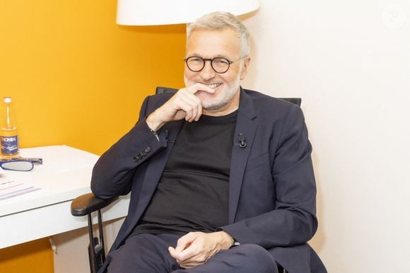 "J’aimerais sincèrement qu’elle vienne", a-t-il ajouté.

Exclusif - Laurent Ruquier en backstage de la dernière émission de L.Ruquier pour "On Est En Direct (OEED)", présentée par L.Ruquier et L.Salamé, et diffusée en direct sur France 2, à Paris, France, le 4 juin 2022. © Jack Tribeca/Bestimage