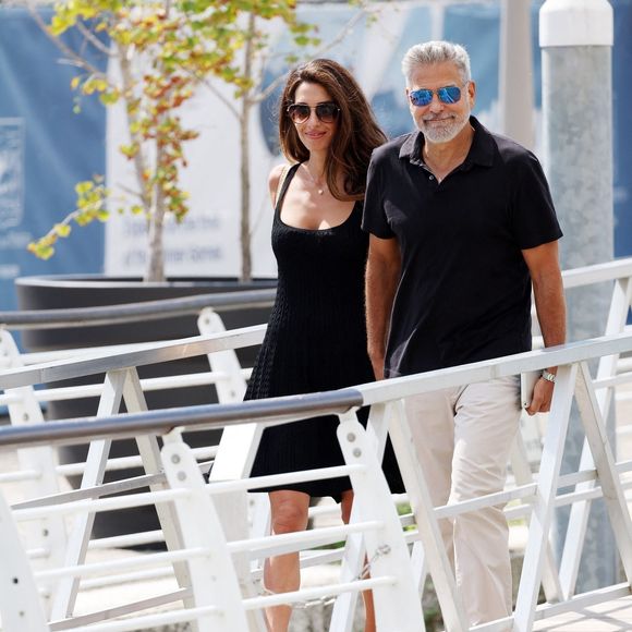 L'acteur américain George Clooney et sa femme Amal arrivent en bateau-taxi à l'aéroport de Venise-Marco Polo après avoir assister au 80ème festival international du film de Venise, La Mostra, à Venise, Italie, le 1er septembre 2023.
©Backgrid UK/ Bestimage