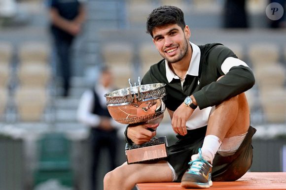 Carlos Alcaraz tient le trophée de la Coupe des Mousquetaires après sa victoire sur Jannik Sinner d'Italie dans le match de la finale du simple masculin lors de la quinzième journée des Internationaux de France 2025 à Roland Garros le 08 juin 2025 à Paris, France. Photo by Franck Castel/ABACAPRESS.COM
