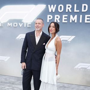 Brad Pitt et Ines de Ramon arrivent sur le tapis rouge de la première mondiale de "F1" d'Apple Original Films & Warner Bros. Pictures à Times Square le lundi 16 juin 2025 à New York City. Photo by John Angelillo/UPI/ABACAPRESS.COM