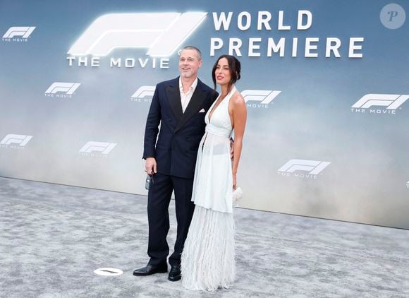 Brad Pitt et Ines de Ramon arrivent sur le tapis rouge de la première mondiale de "F1" d'Apple Original Films & Warner Bros. Pictures à Times Square le lundi 16 juin 2025 à New York City. Photo by John Angelillo/UPI/ABACAPRESS.COM