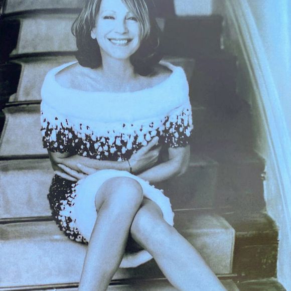 Illustration du programme des obsèques de Nathalie Baye en l'église Saint-Sulpice à Paris le 24 avril 2026.
La comédienne est décédée vendredi dernier, 17 avril à l'âge de 77 ans. Elle était atteinte de la maladie à corps de Lewy, apparue il y a deux ou trois ans, une maladie neurodégénérative qui se manifeste par une combinaison de troubles proches de la maladie d'Alzheimer et de la maladie de Parkinson.