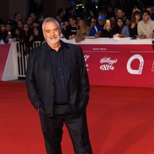 Luc Besson assiste au tapis rouge de "Dracula (Dracula - L'Amore Perduto)" lors du 20ème Festival du Film de Rome à l'Auditorium Parco Della Musica le 24 octobre 2025 à Rome, Italie. Photo by Marco Provvisionato/IPA/ABACAPRESS.COM