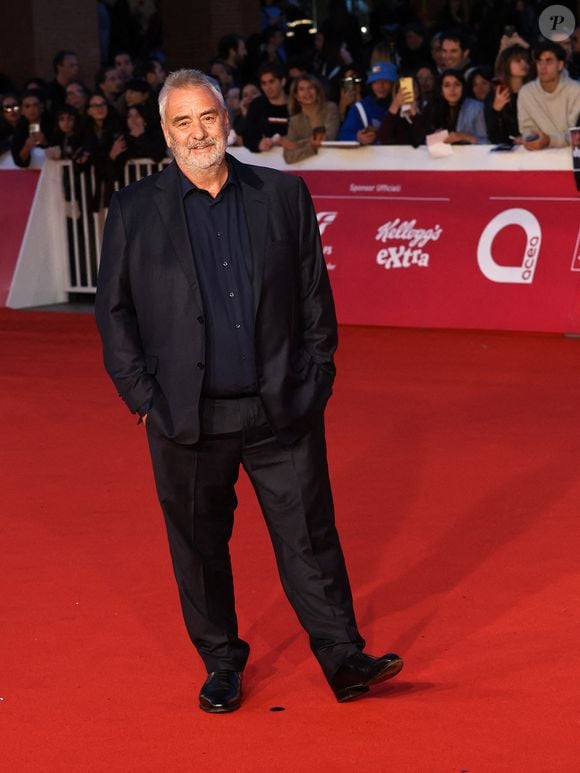 Luc Besson assiste au tapis rouge de "Dracula (Dracula - L'Amore Perduto)" lors du 20ème Festival du Film de Rome à l'Auditorium Parco Della Musica le 24 octobre 2025 à Rome, Italie. Photo by Marco Provvisionato/IPA/ABACAPRESS.COM