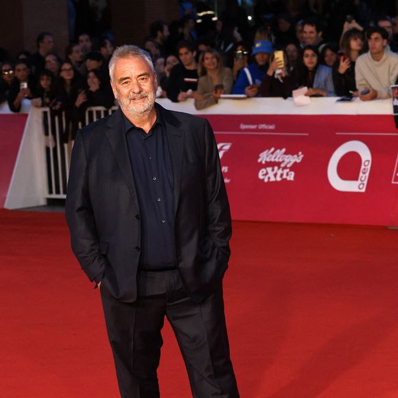 Luc Besson assiste au tapis rouge de "Dracula (Dracula - L'Amore Perduto)" lors du 20ème Festival du Film de Rome à l'Auditorium Parco Della Musica le 24 octobre 2025 à Rome, Italie. Photo by Marco Provvisionato/IPA/ABACAPRESS.COM