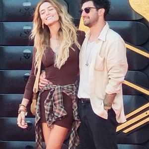 Paris Jackson a été aperçue en train de saluer des fans lors de la première de Jackass avec son nouveau petit ami Hayden Karchmer à Hollywood, Californie. @Backgrid USA / Bestimage