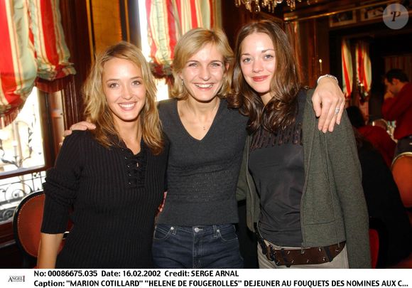 Melita Toscan du Plantier, Marion Cotillard et Hélène de Fougerolles – Déjeuner des nommés aux César 2002 au Fouquet’s, Paris, le 16 février 2002 (plan américain).
Photographe : Agence / Bestimage