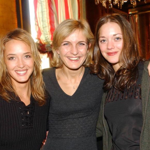 Melita Toscan du Plantier, Marion Cotillard et Hélène de Fougerolles – Déjeuner des nommés aux César 2002 au Fouquet’s, Paris, le 16 février 2002 (plan américain).
Photographe : Agence / Bestimage