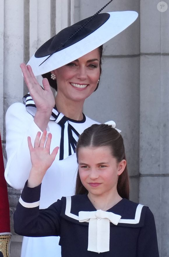 Info - Kate Middleton annonce avoir terminé son traitement de chimiothérapie - Catherine Kate Middleton, princesse de Galles, la princesse Charlotte - Les membres de la famille royale britannique au balcon du Palais de Buckingham lors de la parade militaire "Trooping the Colour" à Londres le 15 juin 2024

© Julien Burton / Bestimage