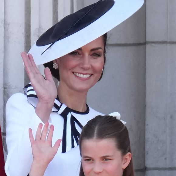 Info - Kate Middleton annonce avoir terminé son traitement de chimiothérapie - Catherine Kate Middleton, princesse de Galles, la princesse Charlotte - Les membres de la famille royale britannique au balcon du Palais de Buckingham lors de la parade militaire "Trooping the Colour" à Londres le 15 juin 2024

© Julien Burton / Bestimage