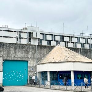 La maison d'arrêt de Gradignan près de Bordeaux où se trouve Pierre Palmade à l'isolement dans le quartier récent (bâtiment blanc) à Gradignan, France, le 9 décembre 2024. © Patrick Bernard/Bestimage