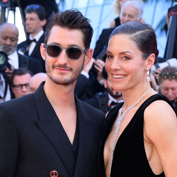 Devenue maman de deux filles, Lola et Billie, âgées de 8 et 6 ans, aux côtés de l’acteur Pierre Niney, Natasha Andrews a consacré de nombreuses années à un projet ambitieux, qui prend enfin forme 

Pierre Niney et Natasha Andrews pour "Le Comte de Monte Cristo- part 2" à Cannes, France