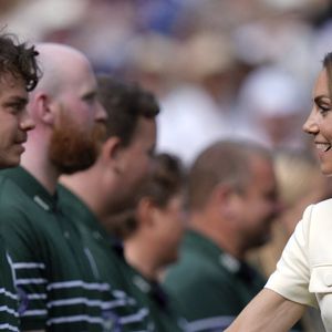 Elle devrait en faire de même ce 13 juillet 2025 pour la finale messieurs qui opposera Sinner à Alcaraz.

La princesse de Galles s'entretient avec le personnel de Wimbledon sur le court central après la finale du simple dames, le treizième jour des championnats de Wimbledon 2025, au All England Lawn Tennis and Croquet Club, à Londres, au Royaume-Uni, le 12 juillet 2025. Photo d'Andrew Matthews/PA Wire/ABACAPRESS.COM
