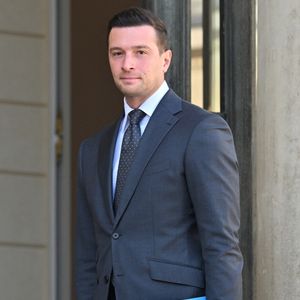 "Oui, bien sûr, Jordan et moi, on vient de deux univers différents", reconnaît-elle. Une différence qu'elle attribue notamment à leurs éducations respectives.

Jordan Bardella, président du Rassemblement National (RN) - Les chefs de partis arrivent à l'Elysée pour une réunion au format "Saint-Denis" avec Emmanuel Macron, président de la République Française. Le format dit "Saint-Denis" caractérise une rencontre entre le chef de l'Etat et tous les chefs de partis représentés au Parlement, avec pour objectif de trouver des voies de compromis politique. Paris, le 18 septembre 2026.
© Christian Liewig/Bestimage