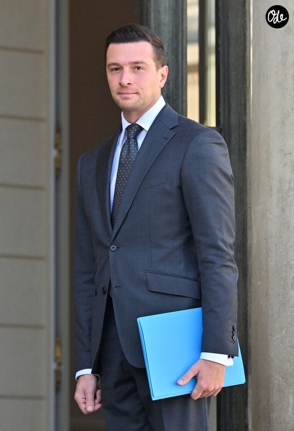"Oui, bien sûr, Jordan et moi, on vient de deux univers différents", reconnaît-elle. Une différence qu'elle attribue notamment à leurs éducations respectives.

Jordan Bardella, président du Rassemblement National (RN) - Les chefs de partis arrivent à l'Elysée pour une réunion au format "Saint-Denis" avec Emmanuel Macron, président de la République Française. Le format dit "Saint-Denis" caractérise une rencontre entre le chef de l'Etat et tous les chefs de partis représentés au Parlement, avec pour objectif de trouver des voies de compromis politique. Paris, le 18 septembre 2026.
© Christian Liewig/Bestimage