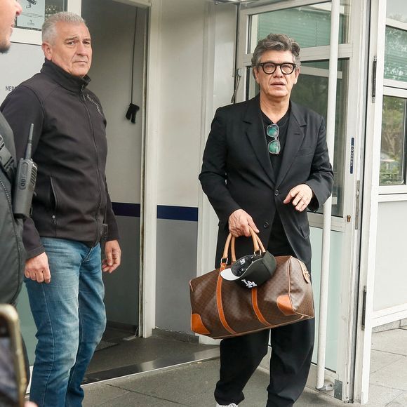 Marc Lavoine et Adriana Karembeu sont aussi de la partie.

Marc Lavoine à la sortie de l'enregistrement de l'émission Vivement dimanche aux Studios Rive Gauche à Paris, diffusée le 11 mai 2025 sur France 3, le 5 mai 2025. © Christophe Clovis/Bestimage