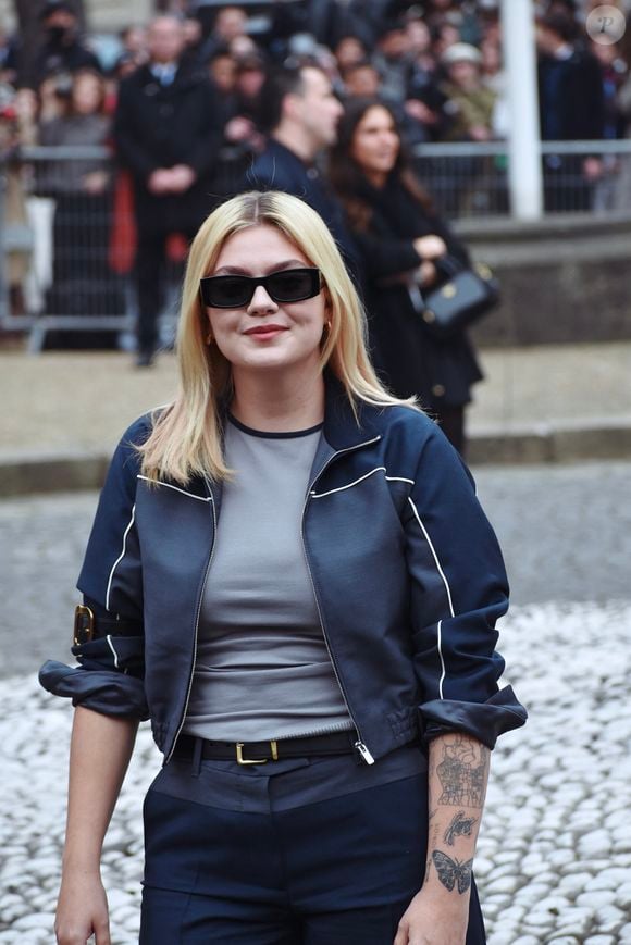 La chanteuse Louane (Louane Emera) aux arrivées au défilé Miu Miu Mode Féminine Prêt-À-Porter Automne/Hiver 2025-2026 lors de la Fashion Week de Paris (PFW) au Conseil économique et social Palais de Iéna, à Paris, France, le 11 mars 2025. © FpPhoto/Bestimage