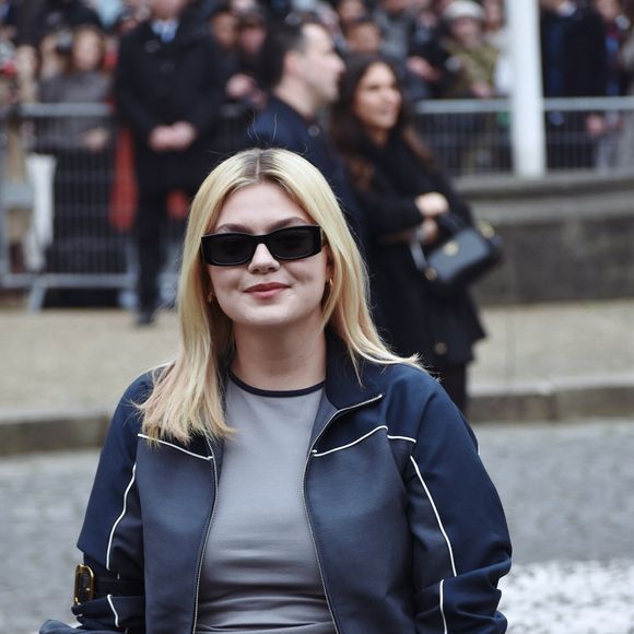 La chanteuse Louane (Louane Emera) aux arrivées au défilé Miu Miu Mode Féminine Prêt-À-Porter Automne/Hiver 2025-2026 lors de la Fashion Week de Paris (PFW) au Conseil économique et social Palais de Iéna, à Paris, France, le 11 mars 2025. © FpPhoto/Bestimage