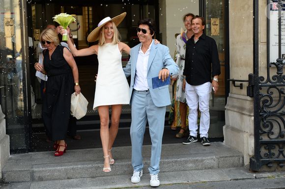 Les jeunes mariés, Jean-Luc Lahaye et sa femme Paola (Lahaye-Aubin) à la sortie de la mairie du 18ème arrondissement de Paris - J.L.Lahaye s'est marié en secondes noces avec sa compagne P.Aubin à la mairie du 18ème arrondissement de Paris, le 2 juillet 2025. (Agence / Bestimage).