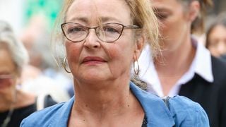 Catherine Frot très éprouvée au Père-Lachaise pour le dernier voyage de sa petite sœur Dominique Frot, entourée de plusieurs personnalités