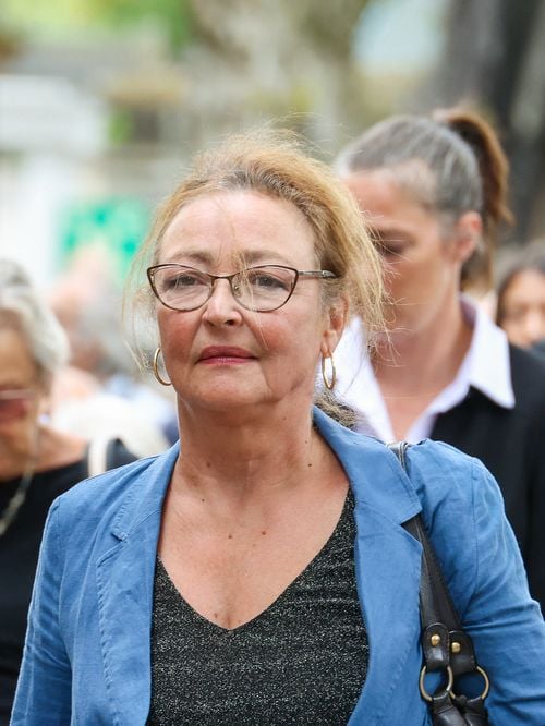 Catherine Frot très éprouvée au Père-Lachaise pour le dernier voyage de sa petite sœur Dominique Frot, entourée de plusieurs personnalités