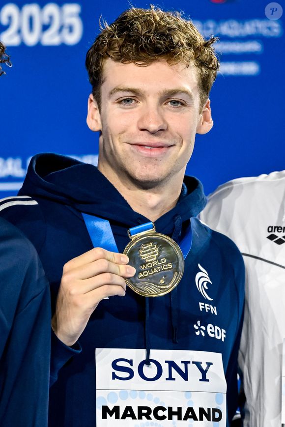 À 23 ans seulement, le nageur toulousain est aussi quintuple champion du monde, et détient le record du monde du 400 m 4 nages, arraché à la légende Michael Phelps...

Léon Marchand sur le podium après sa victoire du 200m 4 nages au 22ème Championnat du monde de Natation à Singapour, le 31 juillet 2025. Inside/Psnewz/Bestimage