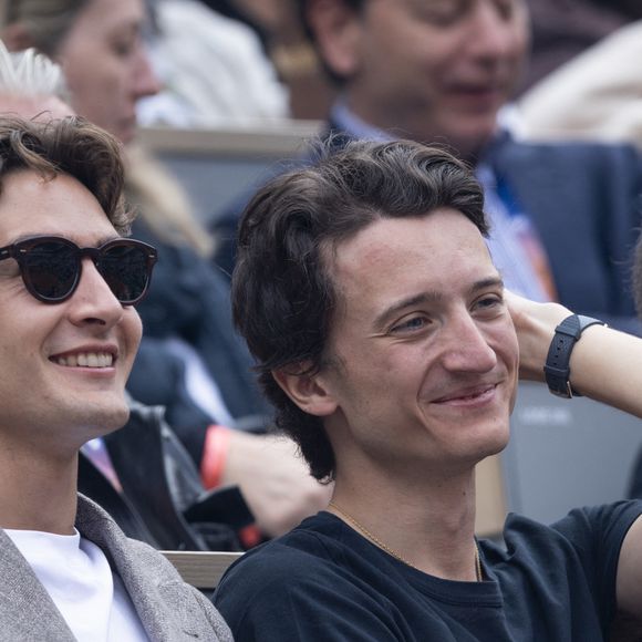 George Russell, Jean Arnault, Bernard Arnault en tribunes lors de la finale messieurs des Internationaux de France de Tennis de Roland Garros 2025 (jour 15), à Paris, France, le 8 juin 2025. © Cyril Moreau/Bestimage