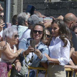 La reine Letizia (La reine Letizia d'Espagne) salue ses voisins lors d'une visite à Ourense, le 28 août 2025, à Ourense, en Galice (Espagne). Le roi et la reine d'Espagne effectuent aujourd'hui une visite officielle dans différentes parties de la province d'Ourense, la région la plus touchée par la récente vague d'incendies de forêt. L'objectif de cette visite est de constater de visu l'étendue des dégâts, d'écouter les demandes des habitants et de transmettre un message de soutien et de solidarité. La journée débutera au centre de coordination du district forestier XIV, à Verín, et se terminera par une visite à l'école publique de Medeiros. © Rosa Veiga/Europa Press/Bestimage