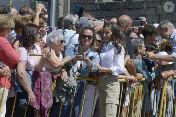 La reine Letizia (La reine Letizia d'Espagne) salue ses voisins lors d'une visite à Ourense, le 28 août 2025, à Ourense, en Galice (Espagne). Le roi et la reine d'Espagne effectuent aujourd'hui une visite officielle dans différentes parties de la province d'Ourense, la région la plus touchée par la récente vague d'incendies de forêt. L'objectif de cette visite est de constater de visu l'étendue des dégâts, d'écouter les demandes des habitants et de transmettre un message de soutien et de solidarité. La journée débutera au centre de coordination du district forestier XIV, à Verín, et se terminera par une visite à l'école publique de Medeiros. © Rosa Veiga/Europa Press/Bestimage