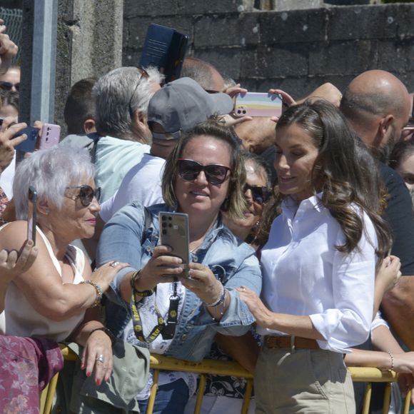 La reine Letizia (La reine Letizia d'Espagne) salue ses voisins lors d'une visite à Ourense, le 28 août 2025, à Ourense, en Galice (Espagne). Le roi et la reine d'Espagne effectuent aujourd'hui une visite officielle dans différentes parties de la province d'Ourense, la région la plus touchée par la récente vague d'incendies de forêt. L'objectif de cette visite est de constater de visu l'étendue des dégâts, d'écouter les demandes des habitants et de transmettre un message de soutien et de solidarité. La journée débutera au centre de coordination du district forestier XIV, à Verín, et se terminera par une visite à l'école publique de Medeiros. © Rosa Veiga/Europa Press/Bestimage
