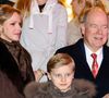Jacques et Albert II affichent une silhouette assortie, costume bleu et chemise blanche, tandis que Charlene et Gabriella sont assises au premier plan.

Le prince Albert II de Monaco, la princesse Charlene, leurs enfants, la princesse Gabriella et le prince héréditaire Jacques ont inauguré le marché de Noël sur le port Hercule à Monaco, le 5 décembre 2025. © Claudia Albuquerque/Bestimage