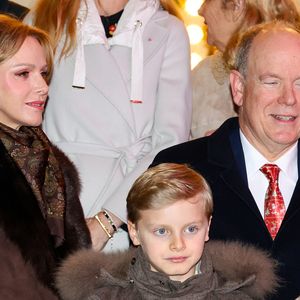 Jacques et Albert II affichent une silhouette assortie, costume bleu et chemise blanche, tandis que Charlene et Gabriella sont assises au premier plan.

Le prince Albert II de Monaco, la princesse Charlene, leurs enfants, la princesse Gabriella et le prince héréditaire Jacques ont inauguré le marché de Noël sur le port Hercule à Monaco, le 5 décembre 2025. © Claudia Albuquerque/Bestimage