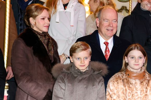 Jacques et Albert II affichent une silhouette assortie, costume bleu et chemise blanche, tandis que Charlene et Gabriella sont assises au premier plan.

Le prince Albert II de Monaco, la princesse Charlene, leurs enfants, la princesse Gabriella et le prince héréditaire Jacques ont inauguré le marché de Noël sur le port Hercule à Monaco, le 5 décembre 2025. © Claudia Albuquerque/Bestimage