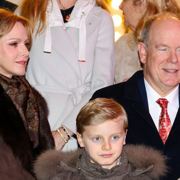 Jacques et Albert II affichent une silhouette assortie, costume bleu et chemise blanche, tandis que Charlene et Gabriella sont assises au premier plan.

Le prince Albert II de Monaco, la princesse Charlene, leurs enfants, la princesse Gabriella et le prince héréditaire Jacques ont inauguré le marché de Noël sur le port Hercule à Monaco, le 5 décembre 2025. © Claudia Albuquerque/Bestimage