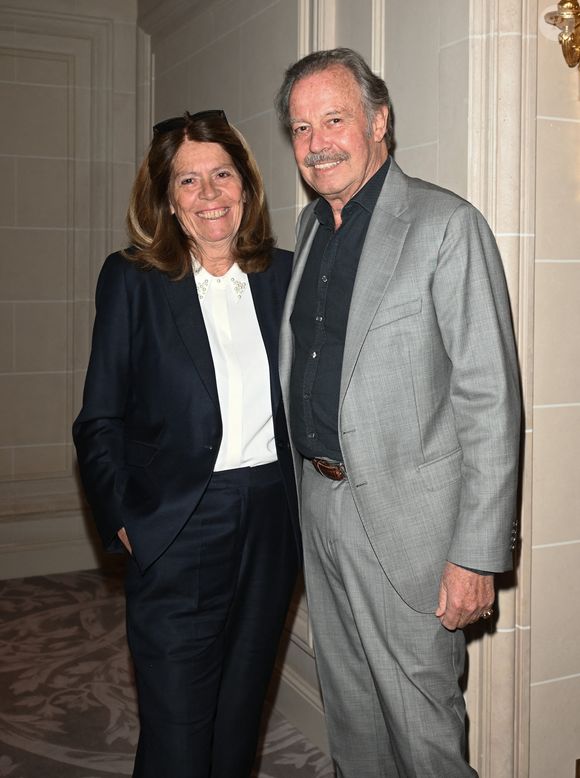 Michel Leeb et sa femme Béatrice - Gala caritatif des "Stéthos d'Or" qui récompensent les artistes qui contribuent au bien-être de tous, organisé par la Fondation pour la Recherche en Physiologie au George V à Paris, le 27 mars 2023. Les Stéthos d’Or mettent à l'honneur cette année encore les personnalités qui, par leurs implications et énergies positives, ont contribué à la grande réussite de cette manifestation. Grâce aux dons, les premiers programmes de recherches en France et la construction du laboratoire entièrement dédié à ces derniers ont pu voir le jour. D'autres avancées ont été présentées au cours de cette soirée composée d'un dîner avec les personnalités, de la remise des Stéthos d'Or puis d'une vente aux enchères.  © Coadic Guirec-Rachid Bellak/Bestimage