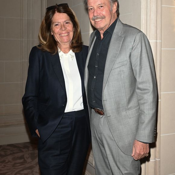 Michel Leeb et sa femme Béatrice - Gala caritatif des "Stéthos d'Or" qui récompensent les artistes qui contribuent au bien-être de tous, organisé par la Fondation pour la Recherche en Physiologie au George V à Paris, le 27 mars 2023. Les Stéthos d’Or mettent à l'honneur cette année encore les personnalités qui, par leurs implications et énergies positives, ont contribué à la grande réussite de cette manifestation. Grâce aux dons, les premiers programmes de recherches en France et la construction du laboratoire entièrement dédié à ces derniers ont pu voir le jour. D'autres avancées ont été présentées au cours de cette soirée composée d'un dîner avec les personnalités, de la remise des Stéthos d'Or puis d'une vente aux enchères.  © Coadic Guirec-Rachid Bellak/Bestimage