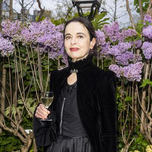 Amélie Nothomb pose lors de la remise du prix littéraire "La Closerie des Lilas" à la Closerie des Lilas à Paris, le 18 avril 2023. © Pierre Perusseau/Bestimage